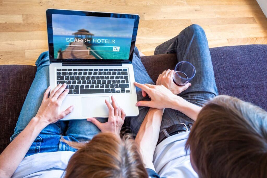 Paar sucht Wellnesshotel online