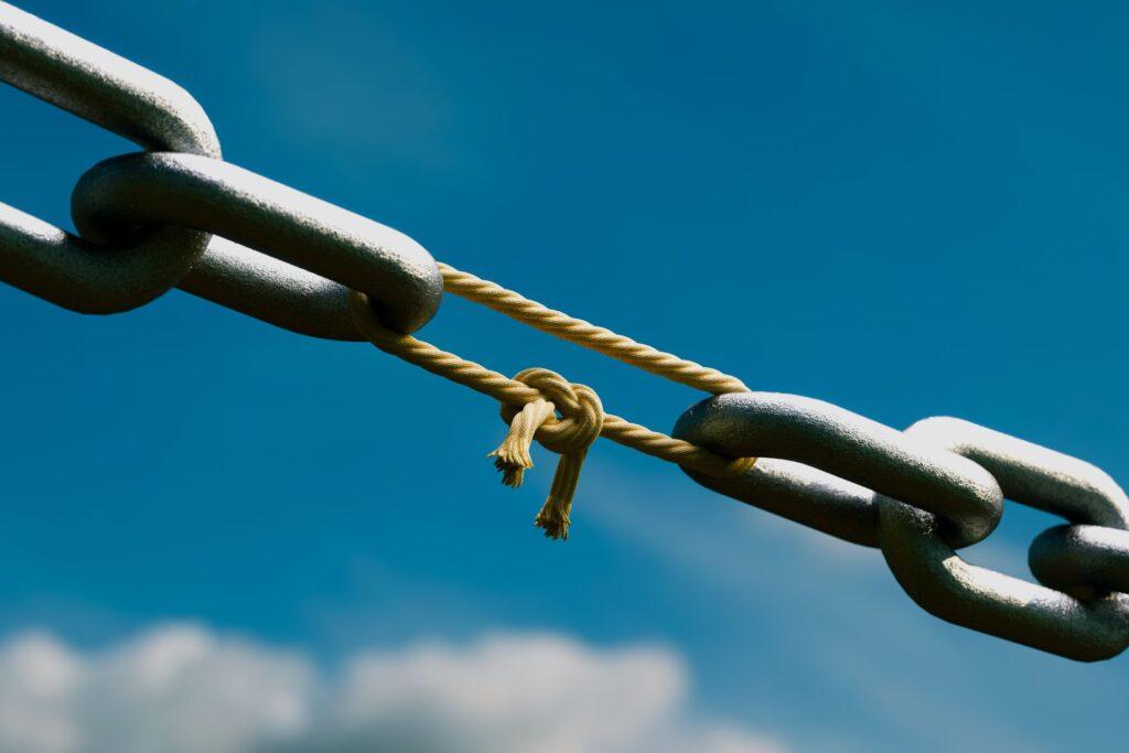 Schwache Verbindung zwischen Kette und Seil, Symbol für unsichere Befestigung bei elektrischen Seilwinden