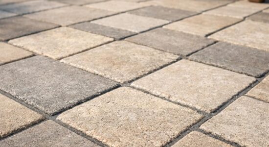 Wenn Pflaster und Fugen ihre Stärke zeigen: Pflege, die Belastungen standhält und Grünzeug keine Chance lässt